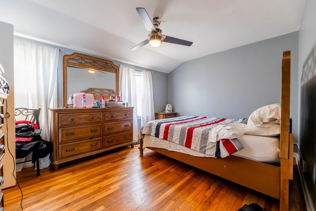 9640 S Hoxie Avenue, Chicago, IL 60617