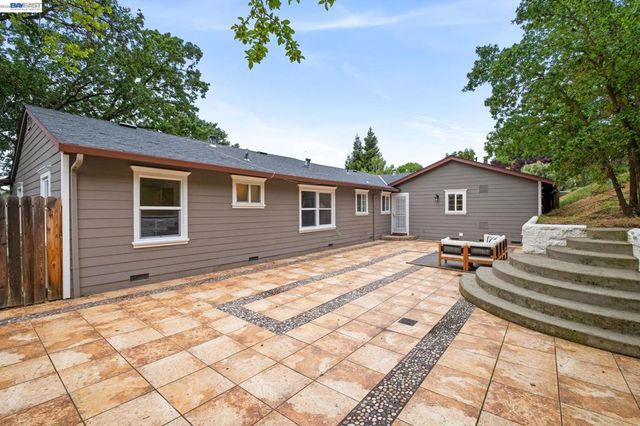 11 Rudgear Dr, Walnut Creek, CA 94596
