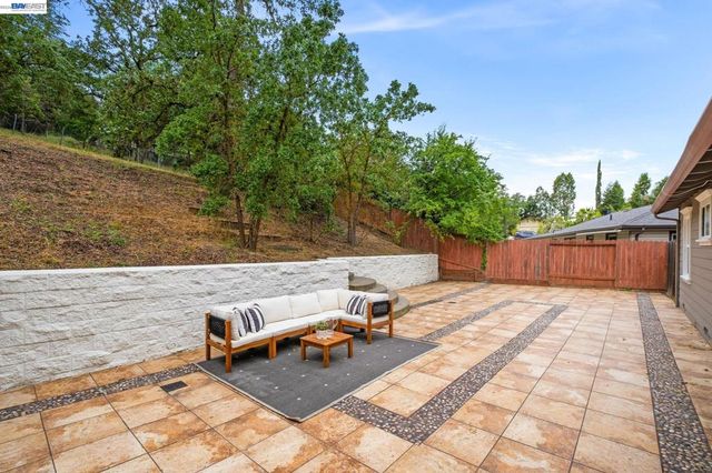 11 Rudgear Dr, Walnut Creek, CA 94596
