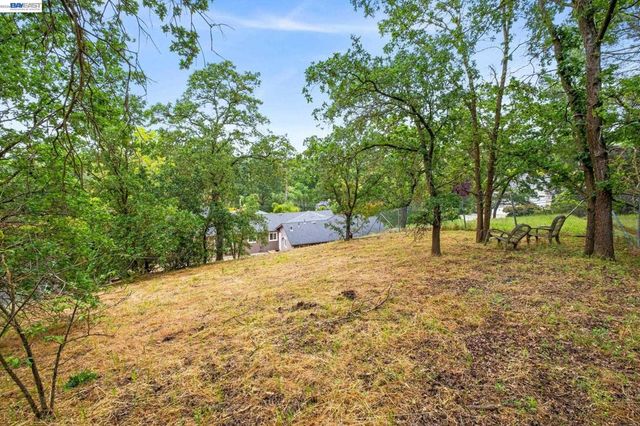 11 Rudgear Dr, Walnut Creek, CA 94596