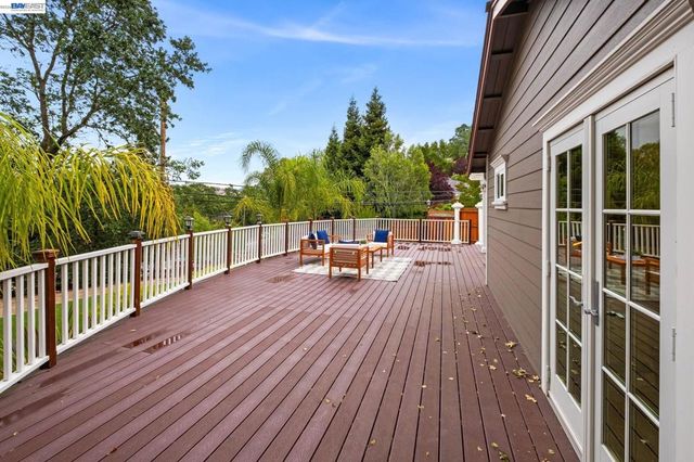 11 Rudgear Dr, Walnut Creek, CA 94596