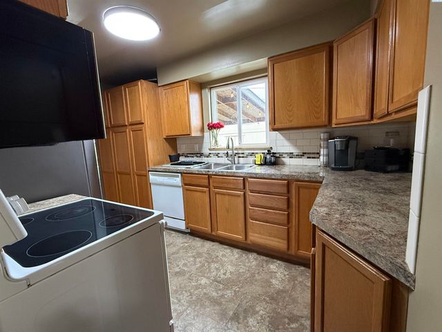 1807 W Henry St, Pasco, WA 99301