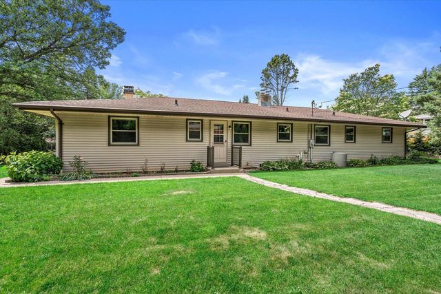 W136N8704 Esquire ROAD, Menomonee Falls, WI 53051