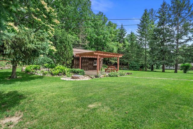 W136N8704 Esquire ROAD, Menomonee Falls, WI 53051
