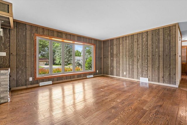 W136N8704 Esquire ROAD, Menomonee Falls, WI 53051