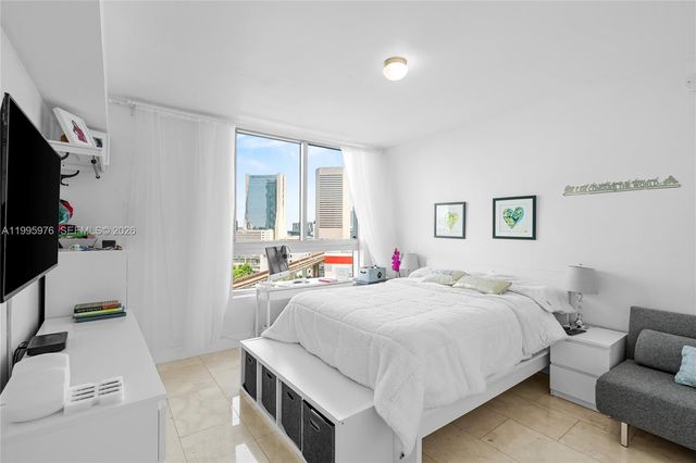 90 SW 3rd St 1209, Miami, FL 33130