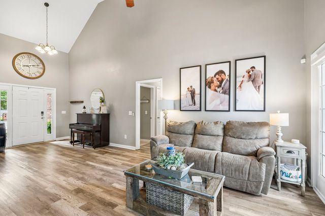 2504 Oak Hill Dr, Murfreesboro, TN 37130