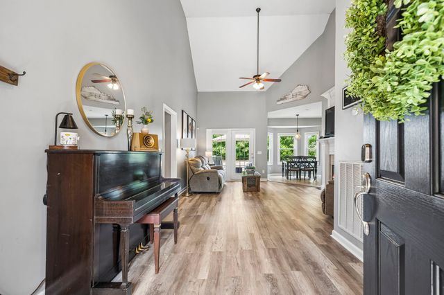 2504 Oak Hill Dr, Murfreesboro, TN 37130