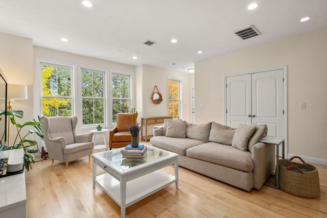 371 Maverick St 2, Boston, MA 02128