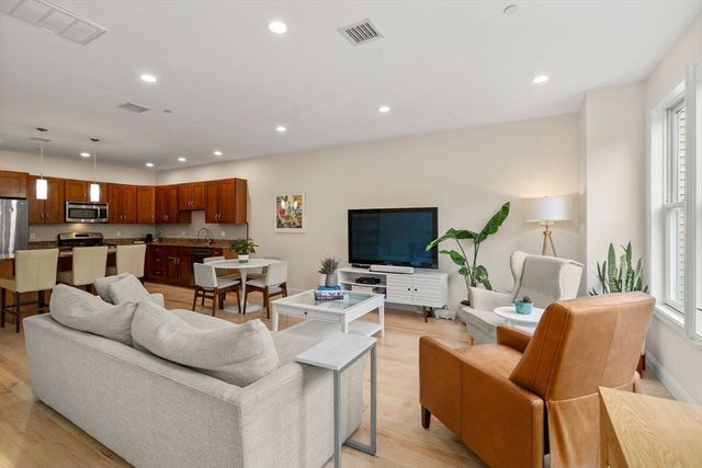 371 Maverick St 2, Boston, MA 02128