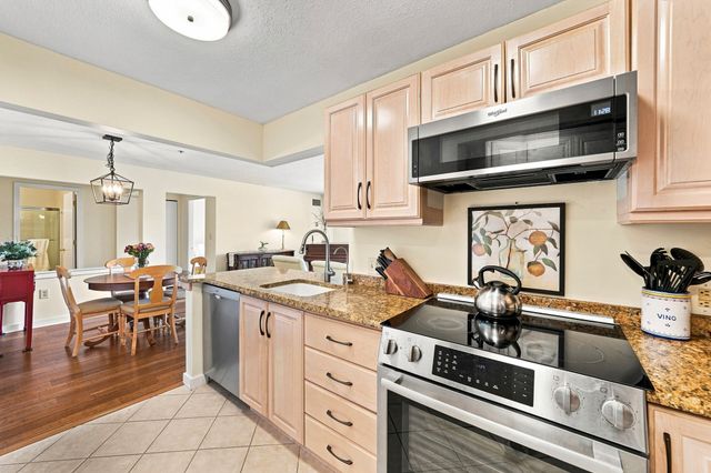 273 Cambridge Rd 505, Woburn, MA 01801