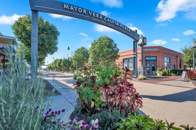 5980 Retta Mansfield Road, Burleson, TX 76028