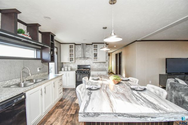 6108 W Golden Pl Place, Sioux Falls, SD 57106