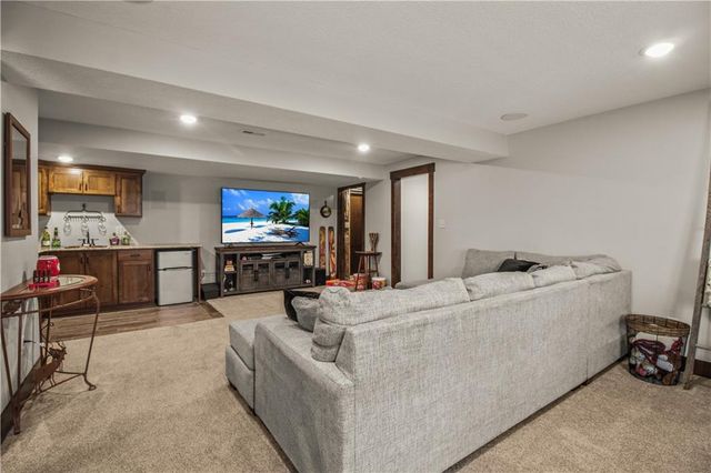 2107 S Outer Belt Road, Oak Grove, MO 64075