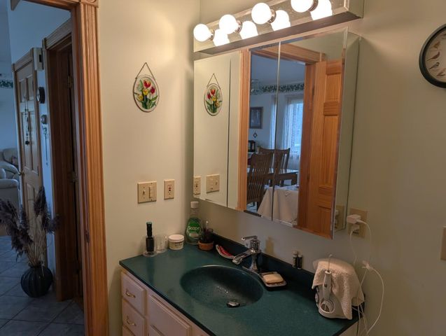 913 N End W Road, North Hero, VT 05474