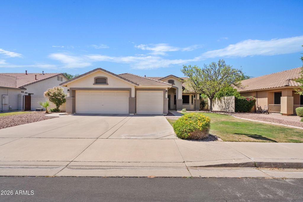 Image 2 of property listing at 2250 S SOUTHWIND Drive, Gilbert, AZ 85295