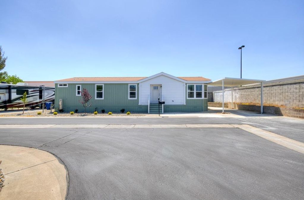 Image 6 of property listing at 1650 Villa Avenue # 48, Clovis, CA 93612