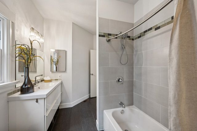 5216 Market St, Oakland, CA 94608