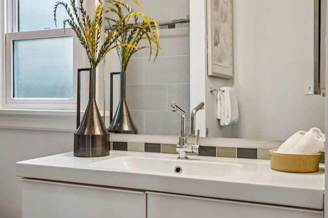 5216 Market St, Oakland, CA 94608