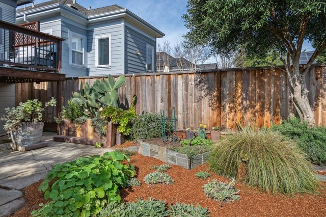 5216 Market St, Oakland, CA 94608