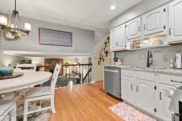 1102 Timber Oak Dr, Louisville, KY 40223