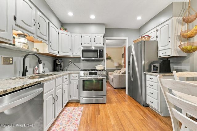 1102 Timber Oak Dr, Louisville, KY 40223