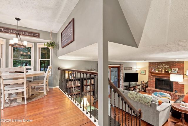 1102 Timber Oak Dr, Louisville, KY 40223