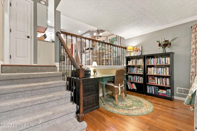 1102 Timber Oak Dr, Louisville, KY 40223