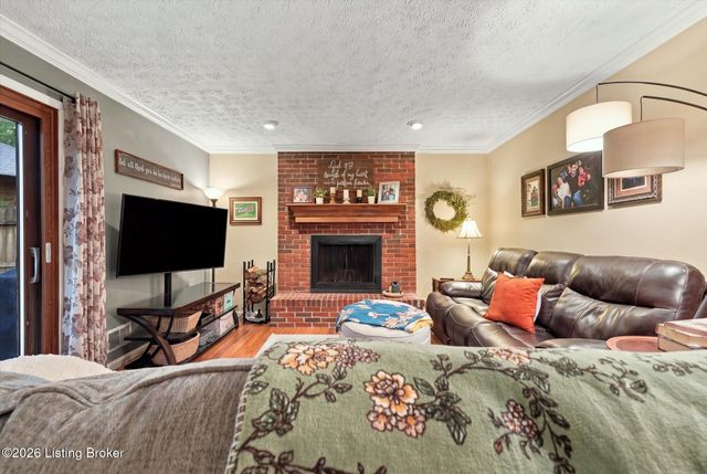 1102 Timber Oak Dr, Louisville, KY 40223