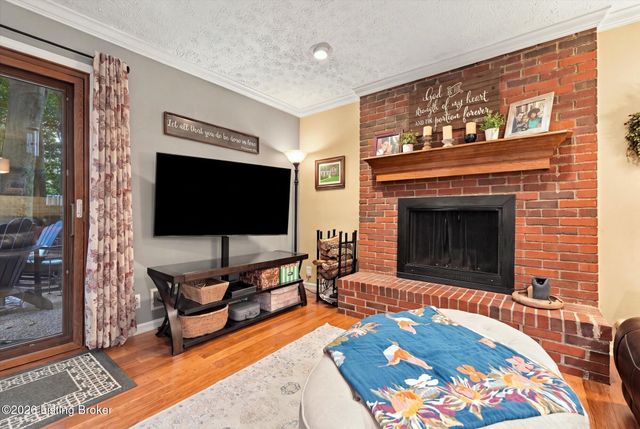 1102 Timber Oak Dr, Louisville, KY 40223