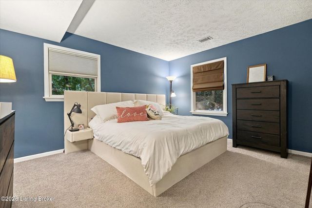 1102 Timber Oak Dr, Louisville, KY 40223