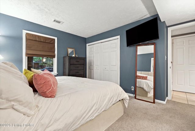 1102 Timber Oak Dr, Louisville, KY 40223