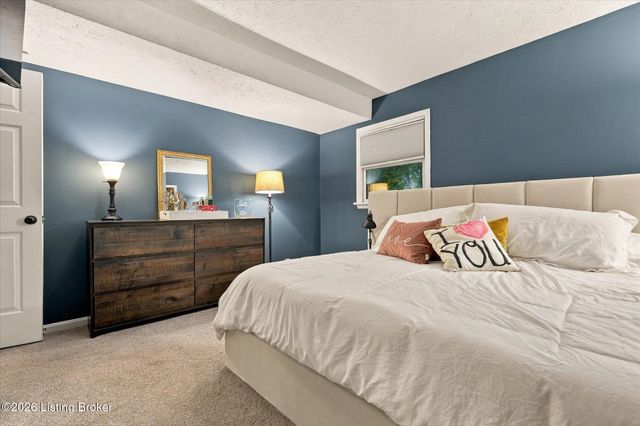 1102 Timber Oak Dr, Louisville, KY 40223