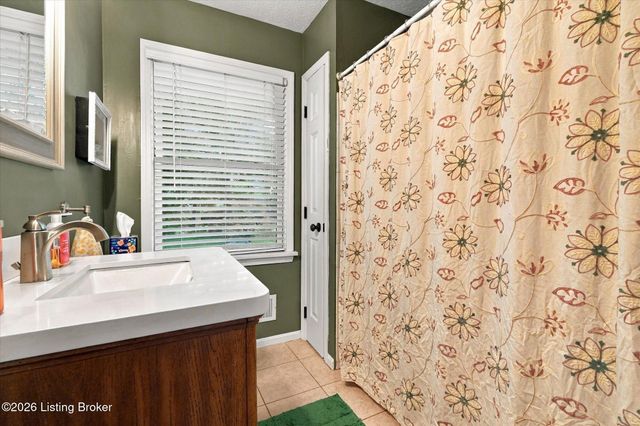 1102 Timber Oak Dr, Louisville, KY 40223