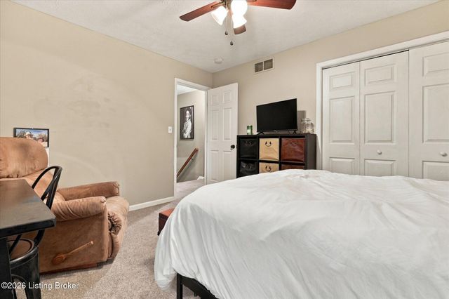 1102 Timber Oak Dr, Louisville, KY 40223