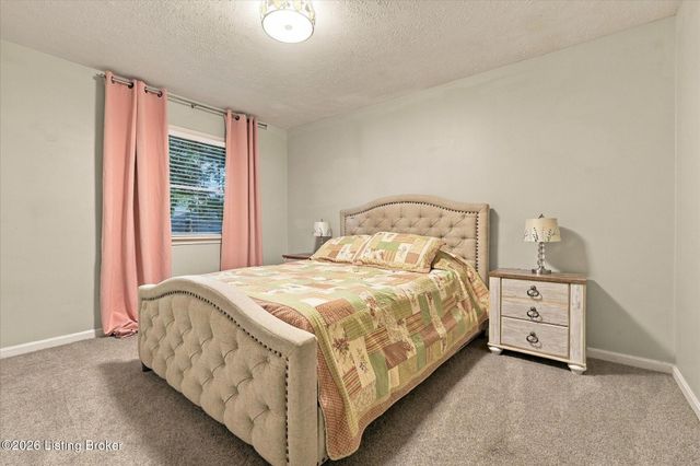 1102 Timber Oak Dr, Louisville, KY 40223