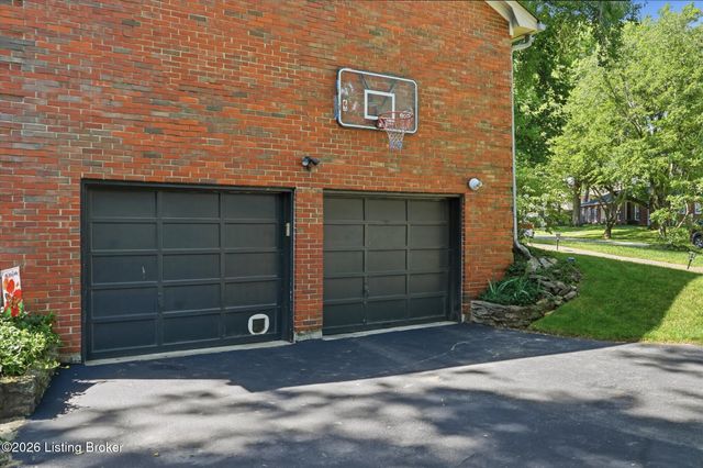 1102 Timber Oak Dr, Louisville, KY 40223