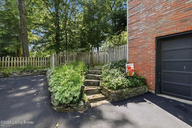 1102 Timber Oak Dr, Louisville, KY 40223