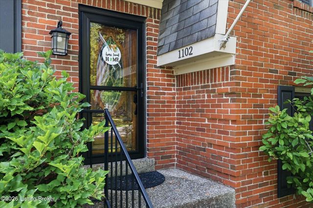 1102 Timber Oak Dr, Louisville, KY 40223