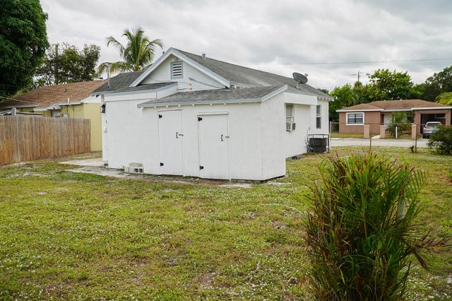 908 W 5th Street, Riviera Beach, FL 33404