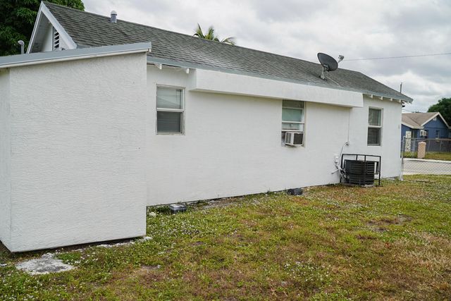 908 W 5th Street, Riviera Beach, FL 33404