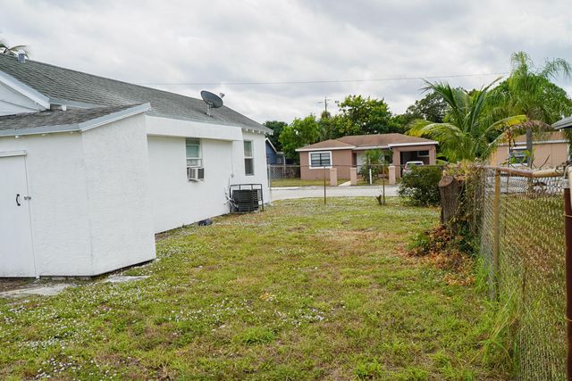 908 W 5th Street, Riviera Beach, FL 33404