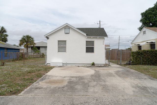 908 W 5th Street, Riviera Beach, FL 33404