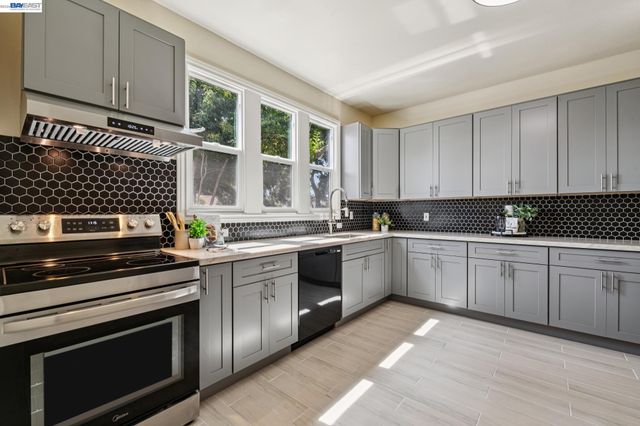 6031 Camden St, Oakland, CA 94605