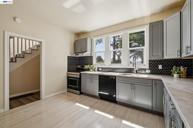 6031 Camden St, Oakland, CA 94605