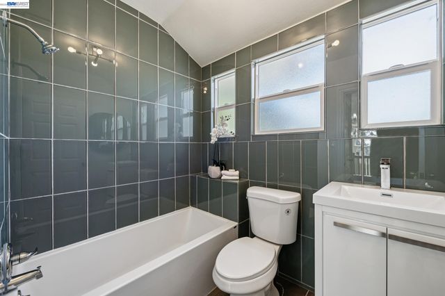 6031 Camden St, Oakland, CA 94605