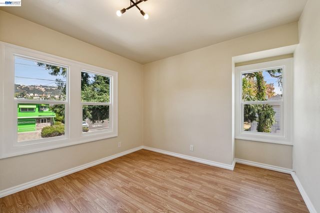 6031 Camden St, Oakland, CA 94605