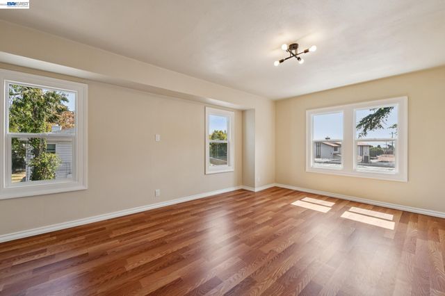 6031 Camden St, Oakland, CA 94605