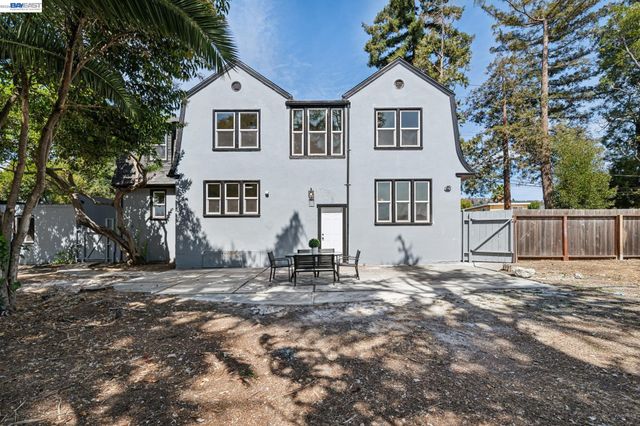 6031 Camden St, Oakland, CA 94605
