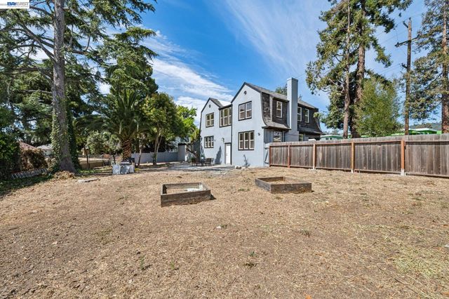 6031 Camden St, Oakland, CA 94605